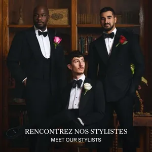 Trois hommes élégamment vêtus de smokings de mariage sont debout devant une bibliothèque en bois sombre, associés à des nœuds papillon noirs et des boutons de manchette brillants. Deux d