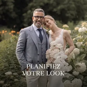 Un homme portant un smoking de mariage élégant de Surmesur se tient à côté d