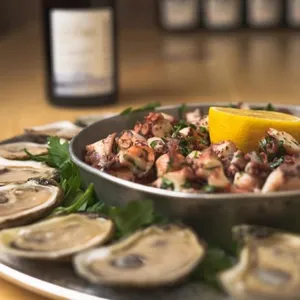 Le traiteur de mariage Oysters In Motion présente une élégante assiette d