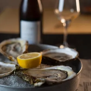 Oysters In Motion, traiteur de mariage, propose une élégante présentation d