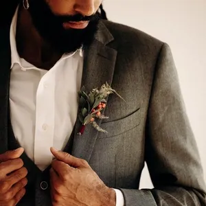 Un homme vêtu d
