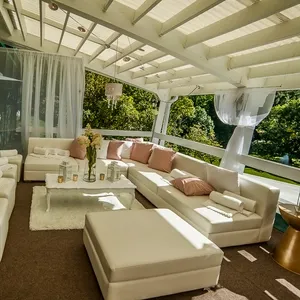 La Distinction, une salle de réception pour mariages, présente une terrasse élégante et lumineuse. On y trouve un grand canapé d