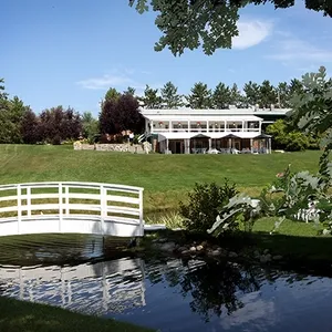 La photo montre une vue panoramique de la salle de réception La Distinction, un lieu de mariage au Canada. À l