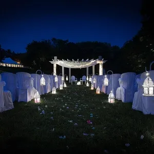La Distinction, une salle de réception impressionnante, présente un cadre extérieur élégant sous un ciel nocturne étoilé. L