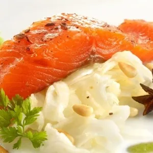 Le plat gastronomique présenté sur l
