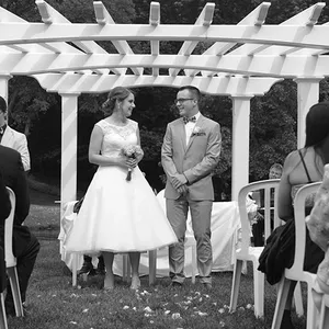 La Distinction, salle de réception, présente un couple de mariés en train de prononcer leurs vœux lors d