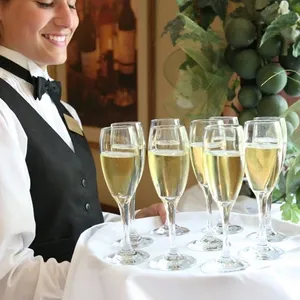 Dans cette image, une serveuse souriante, vêtue d