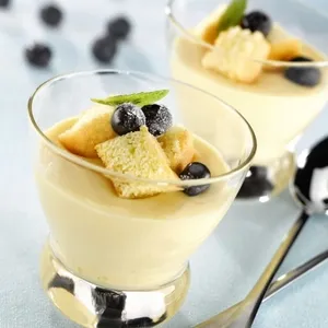Deux élégants verres à dessert sont présentés, remplis d